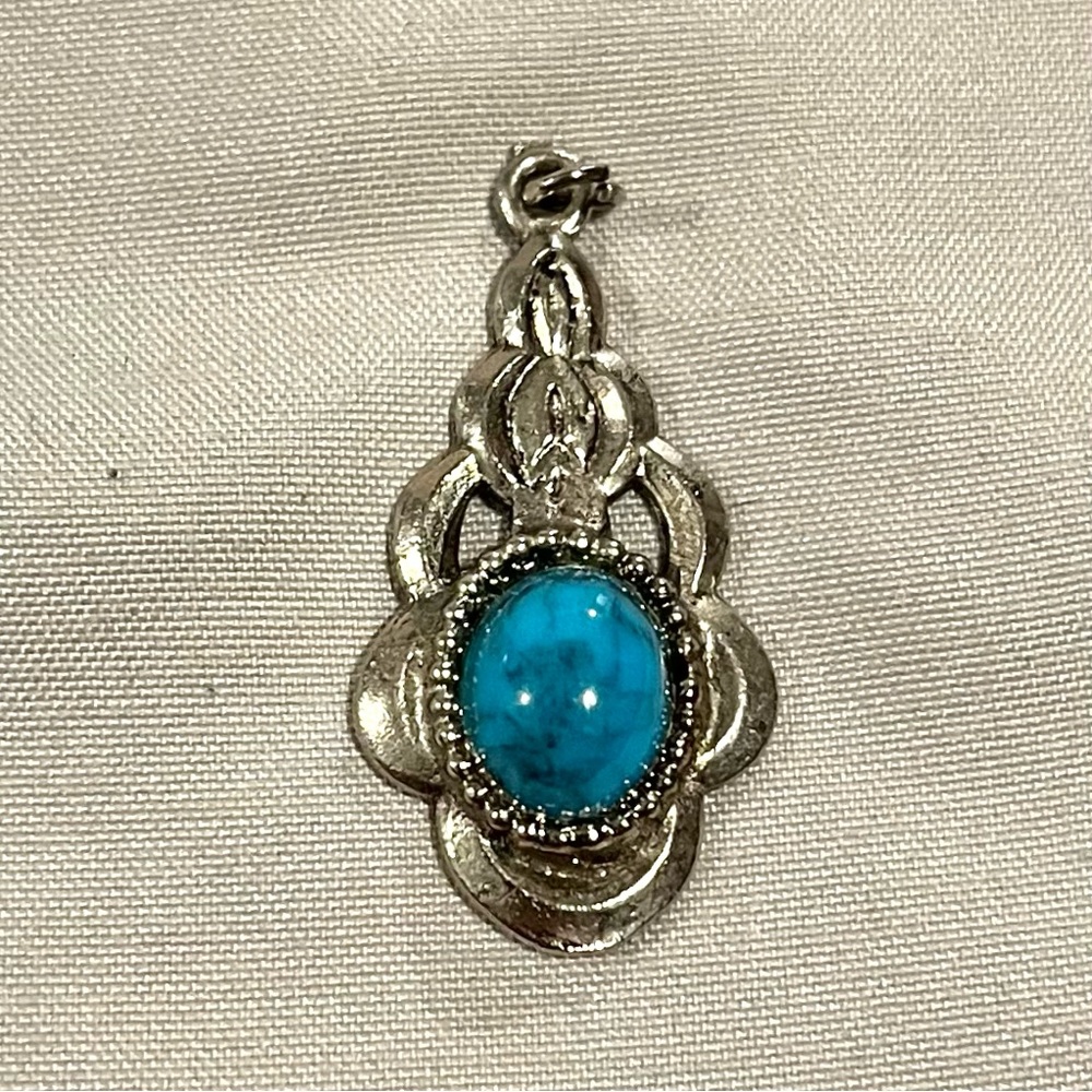Silver Tone Docorative Shaped Pendant w/ Blue Gem Piece for a Thin Necklace